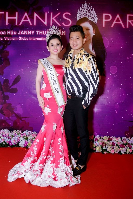 Vẻ đẹp hiện đại với nụ cười thân thiện, Janny Thủy Trần luôn gây được sự thiện cảm với mọi người xung quanh