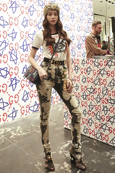 Hồ Ngọc Hà cá tính, khỏe khoắn trong trang phục mang hơi hướng Bohemian nhưng hiện đại hơn. Người đẹp kết hợp quần jeans loang màu lạ mắt cùng áo thun đơn giản, nhấn nhá thêm bằng khăn choàng đầu và thắt lưng hài hòa với tổng thể.