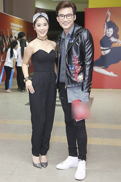 Hoàng Yến Chibi vốn không có lợi thế chiều cao nên cô thật sự sai lầm diện jumpsuit đen với phần quần suông rộng đã tự biến mình thành một “nấm lùn” thực thụ. Chính kết cấu này đã làm cơ thể Á quân Học viện Ngôi sao vô cùng mất cân đối và càng thấp đi trông thấy.