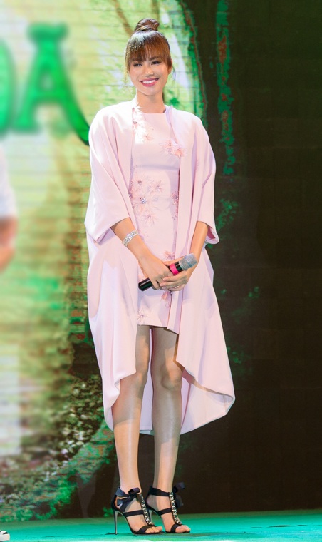 Bộ váy có phần nữ tính giúp hoa hậu Phạm Hương thay đổi hình tượng và trông cô xinh như búp bê.