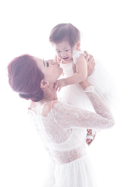 Trang Trần khoe con gái đầu lòng tròn 1 tuổi - 2 Trang Trần khoe con gái đầu lòng tròn 1 tuổi - 2