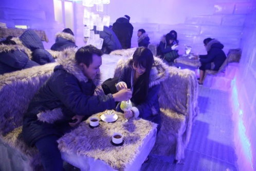 Sài Gòn cuối tuần: Cà phê ở những địa điểm lạnh nhất Sài Gòn - 1 Quán cà phê độc đáo này tọa lạc đường Trường Chinh, quận Tân Phú, TPHCM, là nơi lý tưởng để các cặp đôi thể hiện sự lãng mạn của mình.