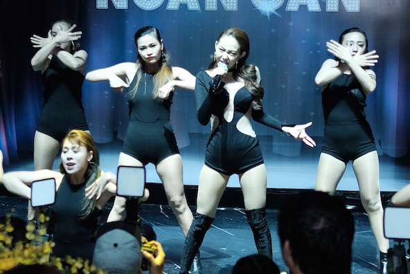 Minh Hằng “mê nhan sắc” Rocker Nguyễn - 4 Minh Hằng trình diễn vũ đạo sôi động cùng vũ đoàn. Một hình ảnh khá quen thuộc của cô trong vai trò ca sĩ và cũng là hình ảnh sẽ xuất hiện trong dự án điện ảnh Minh Hằng đang tham gia.