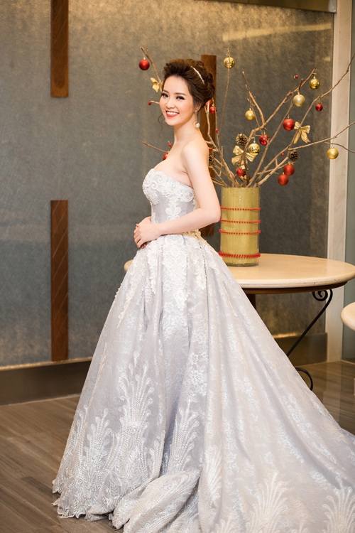 Á hậu Thụy Vân đẹp nền nã trong thiết kế đầm dạ hội dáng xòe. Người đẹp khéo léo chọn gam màu thanh lịch, nhã nhặn phù hợp với lứa tuổi và hình ảnh trưởng thành, nữ tính cô đang hướng đến.