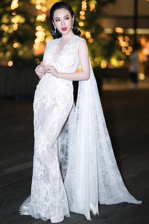Angela Phương Trinh thu hút mọi ánh nhìn nhờ vẻ sang trọng, quý phái nhưng không kém phần quyến rũ toát lên từ thần thái lẫn trang phục. Nữ diễn viên sinh năm 95 được đánh giá là ngày càng mặn mà, chín muồi về nhan sắc.