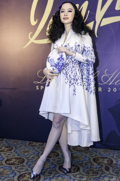Chịu khó đầu tư cho trang phục thảm đỏ nhưng Angela Phương Trinh cũng có lúc gặp “tai nạn”. Điển hình là bộ cánh vô cùng khó hiểu này với chi tiết tay dài, choàng áo rườm rà được người đẹp diện trong một show thời trang tối 13/12. Không chỉ vậy, lỗi make up, làm tóc cũng “dìm” Angela “thảm hại” tuần này.