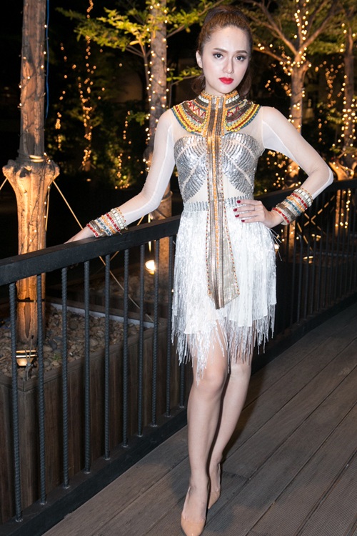 Hương Giang Idol với bộ trang phục “nửa màu” không sexy hẳn cũng không du mục, cá tính hẳn. Nữ ca sĩ thất bại trong việc kết nối các chi tiết lại với nhau, cả về màu sắc, kiểu dáng lẫn chất liệu.