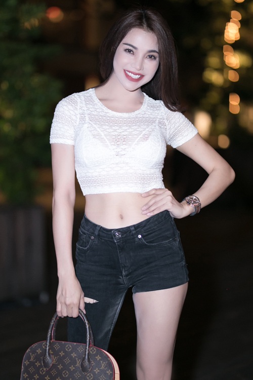 Trà Ngọc Hằng với thời trang thảm họa “quần một mất một còn” gây xôn xao dư luận thời gian gần đây. Chiếc túi hàng hiệu cũng được người đẹp “ghép” vào một cách khá khiên cưỡng, không hề có liên kết.