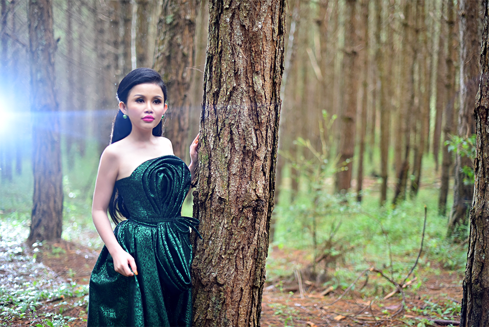 Hoa Hậu Janny Thủy Trần sở hữu nét đẹp phúc hậu, tươi tắn cùng thân hình chuẩn đồng hồ cát, nhờ những ưu điểm này mà trong bất kì bộ ảnh nào cô cũng toát lên nét đẹp thanh thoát, dịu dàng cuốn hút người xem.