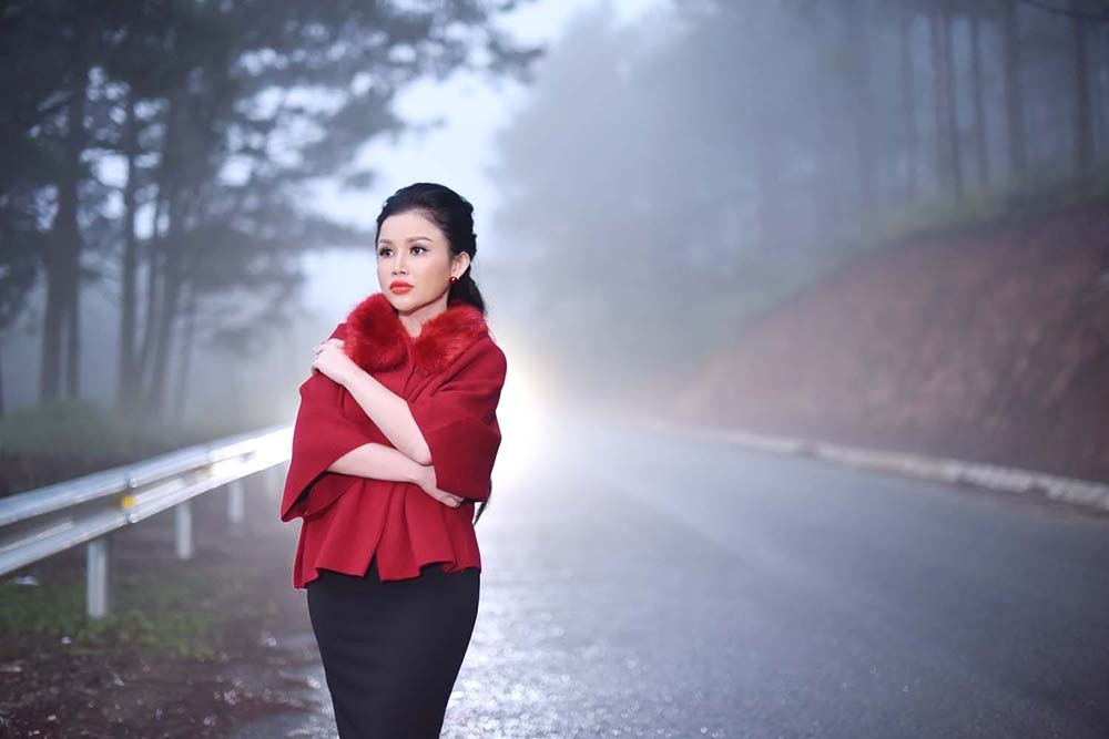 Hoa Hậu Janny Thủy Trần đẹp với mùa đông Đà Lạt - 5 Với phong cảnh hữu tình, Hoa Hậu Janny Thủy Trần còn mang đến phong cách cổ điển với áo khoác rộng có điểm nhấn ở cổ áo lông, chân váy ôm tôn dáng cùng biểu cảm lạnh trong màn sương sớm.