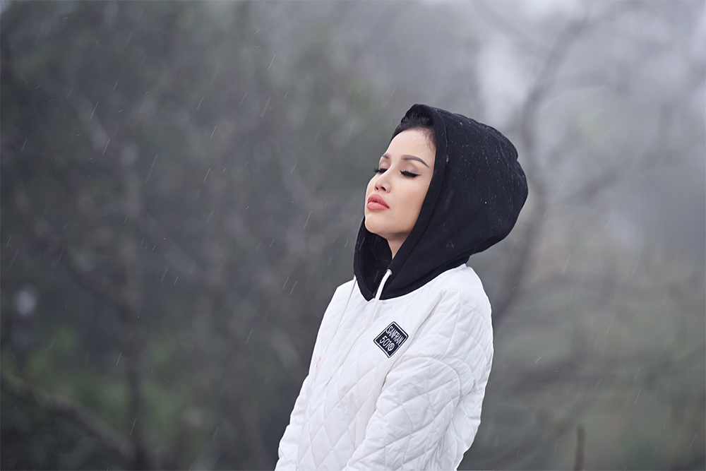 Đúng chất sương mù mùa đông pha thêm chút mưa phùn nhè nhẹ, Hoa Hậu Janny Thủy Trần chọn tông trắng đen, kết hợp chiếc áo khoác đơn giản không kém phần tươi trẻ khiến không ít người nhầm tưởng đây là khung cảnh mùa đông của Châu Âu.