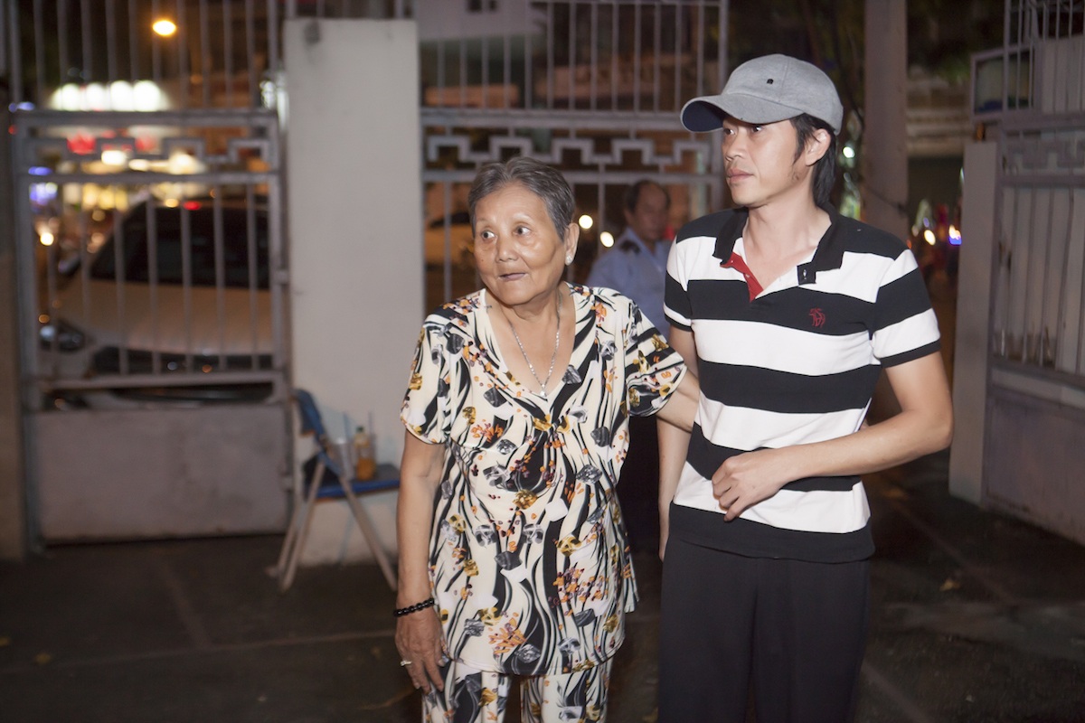 Trấn Thành gửi thiệp mời đám cưới tận tay cho Hoài Linh - 1 Ngay khi xuất hiện, Hoài Linh đã nhận được tình cảm và sự quan tâm của khán giả