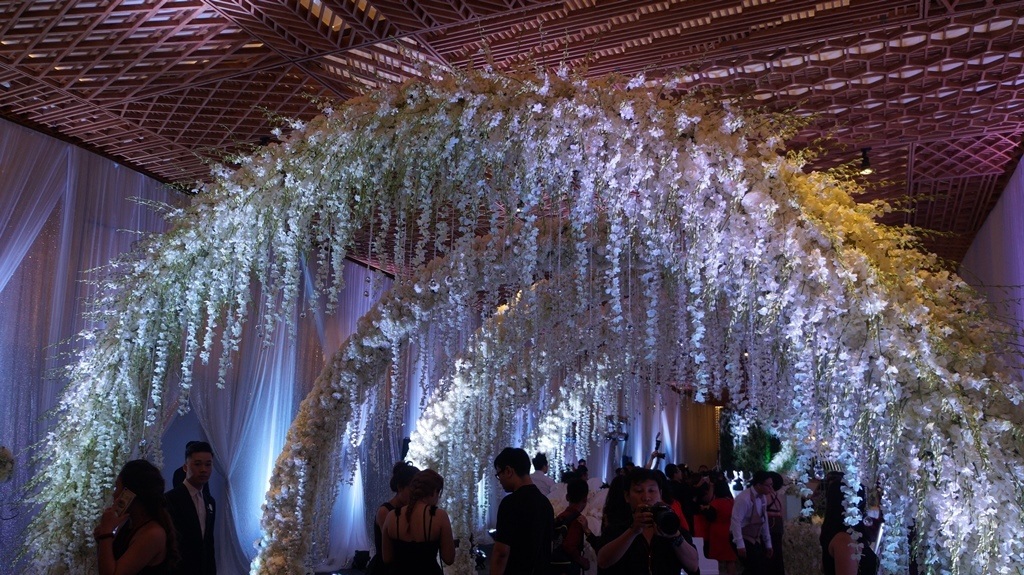 
Toàn bộ không gian được trang trí bởi nhiều chùm hoa trắng, nhiều tầng cổng hoa tạo nên sự ấn tượng đặc biệt cho đêm tiệc đặc biệt của Hari - Trấn Thành
