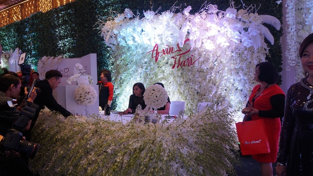 Bàn ký tên kỷ niệm dành cho cô dâu chú rể cũng được trang trí toàn bộ bằng hoa lan