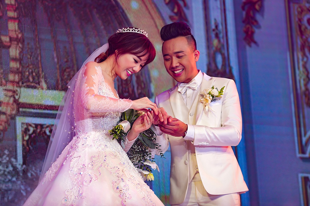 Nước mắt và nụ cười trong đám cưới Hari - Trấn Thành - 1 Trước sự chứng kiến của quan viên 2 họ, bạn bè và truyền thông, Trấn Thành và Hari đã trao nhẫn cưới trước sự cỗ vũ, ủng hộ của tất cả những ai có mặt trong tiệc cưới.
