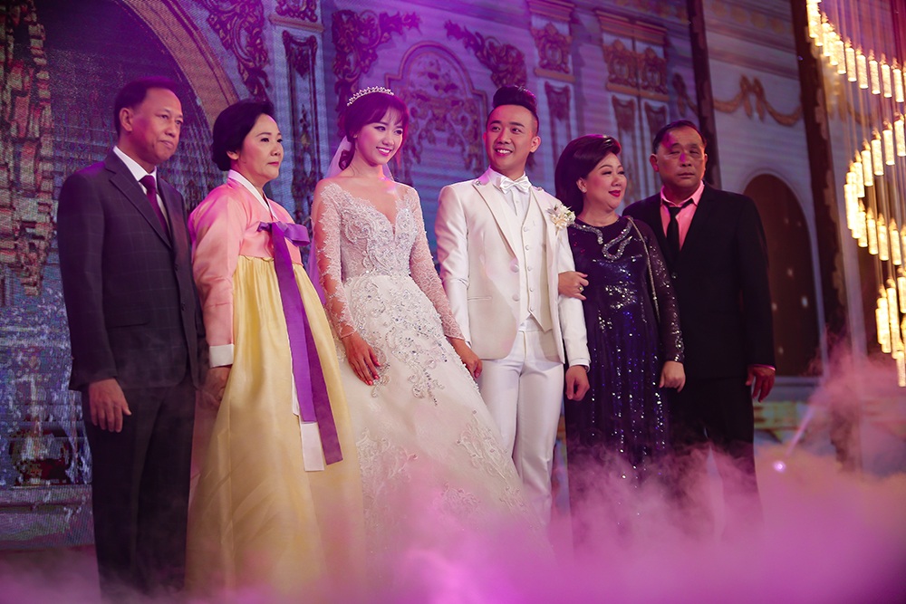 Nước mắt và nụ cười trong đám cưới Hari - Trấn Thành - 5 Trấn Thành Hari thực hiện nghi thức hôn lễ trong sự chứng kiến và chúc phúc của gia đình, bè bạn