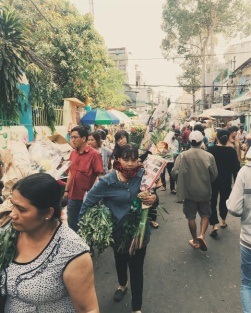 Chơi đâu những ngày giáp Tết? - 2 Khung cảnh nhộn nhịp tại chợ hoa Hồ Thị Kỷ. Đây là khu chợ hoa đầu mối lớn nhất Sài Gòn vào những ngày gần Tết Nguyên đán luôn tấp nập người mua kẻ bán.