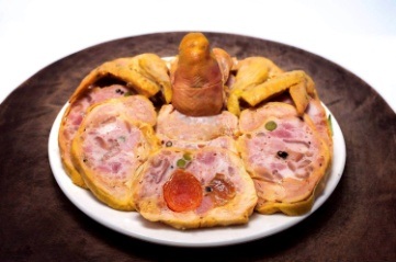 Chơi đâu những ngày giáp Tết? - 11 Chả gà jambon là món ăn rất “được lòng” cả nhà vào dịp Tết. Con gà to có đầu gà và 2 cánh 2 bên là hàng thật, bên trong là jambon gà, trứng muối, phần dưới có thịt gà nữa. Gà bảo quản đông lạnh khi ăn thì rã đông ra rồi cắt miếng là ăn được liền, nếu thích có thể mang hâm nóng.