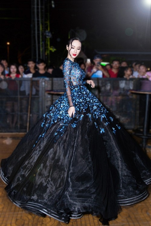 Thanh Hằng, Hương Giang Idol sao đẹp; Trương Quỳnh Anh, Thu Thủy lọt top sao mặc xấu - 3 Angela Phương Trinh “nổi bần bật” giữa dàn mỹ nhân nhờ bộ đầm công chúa xòe rộng, có họa tiết xanh tương phản trên nền vải đen “huyền bí”. Nữ diễn viên sinh năm 95 khéo léo khoe vòng 1 tròn đầy qua lớp vải xuyên thấu ở thân trên, gợi cảm mà vẫn rất chừng mực.