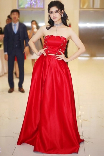 Thanh Hằng, Hương Giang Idol sao đẹp; Trương Quỳnh Anh, Thu Thủy lọt top sao mặc xấu - 6 Trương Quỳnh Anh những ngày cuối năm vẫn liên tục “gặp hạn”, từ chuyện phát ngôn đến ăn mặc. Trong ảnh, người đẹp diện đầm đỏ quyến rũ nhưng lại làm tóc, make up vụng về. Không chỉ vậy, chiếc vòng cổ rườm rà không hề có tác dụng gì mà còn làm tổng thể thêm phần rối rắm.