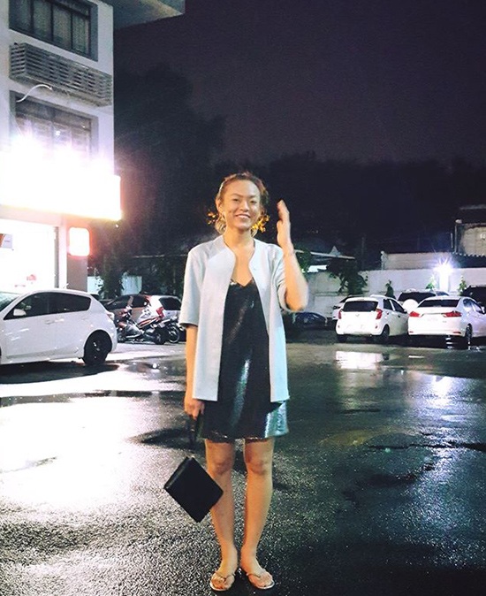 Minh Hằng, Hà Anh vào sao đẹp; Tóc Tiên, Mai Ngô lọt top sao mặc xấu - 8 Mai Ngô mắc lỗi xuề xòa khi xuống phố. Người đẹp hoàn toàn có thể diện trang phục thoải mái ra đường, tuy nhiên, chiếc áo khoác ngoài già nua, clutch đen sang trọng và đôi dép tông “lạc quẻ” lại mang đến một cảm giác rất nửa mùa, không chỉnh chu hẳn mà cũng không thoải mái hẳn.