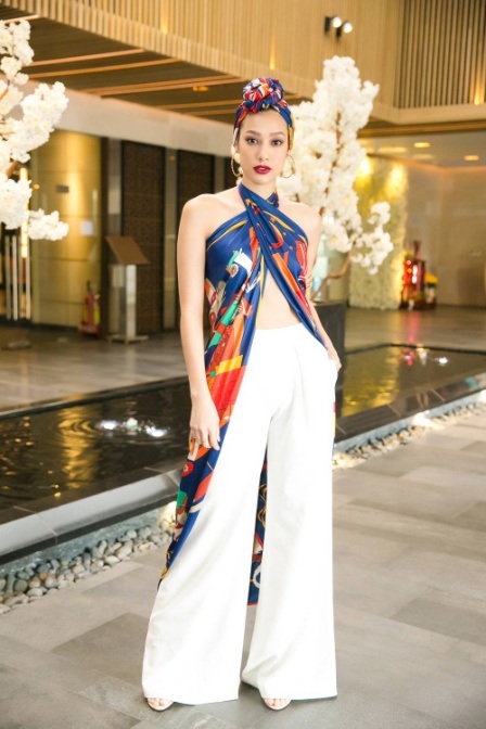 Phí Phương Anh, Lilly Nguyễn cá tính bất ngờ; Vũ Ngọc Anh phối đồ "khó hiểu" - 1 Lilly Nguyễn vốn khá “đậm người” với khung xương to, vai ngang, tuy nhiên trong buổi casting The Face khu vực miền Nam, “bông hồng lai” khiến nhiều người bất ngờ bởi sự thông minh trong cách kết hợp trang phục, mang đến vẻ ngoài phóng khoáng, đậm chất Tây.