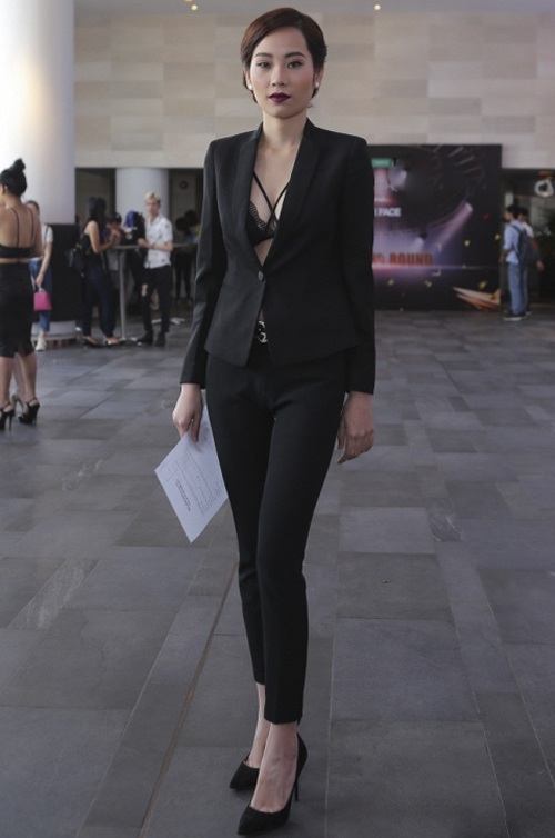 Phí Phương Anh, Lilly Nguyễn cá tính bất ngờ; Vũ Ngọc Anh phối đồ "khó hiểu" - 9 Sau scandal với người tình đồng tính Bảo Thi, Lệ Nam – chị gái song sinh của Hoa hậu Nam Em xuất hiện với vẻ ngoài mệt mỏi. Cô nàng diện thiết kế menswear gợi cảm nhưng không toát lên được thần thái cũng như sự tự tin.