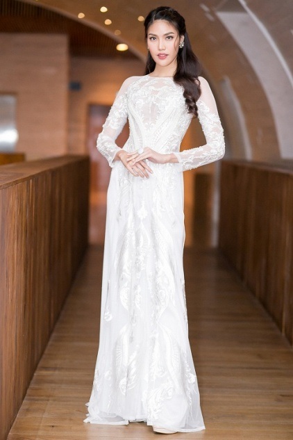 Thủy Tiên, Lan Khuê mặc đẹp nhất tuần; Elly Trần, Minh Hằng phối đồ sến sẩm - 1 Hoa khôi Áo dài Lan Khuê khẳng định danh hiệu của mình khi khoe vóc dáng nuột nà, thon thả trong bộ áo dài trắng bằng chất liệu xuyên thấu, gợi cảm chừng mực chứ không hề phản cảm.