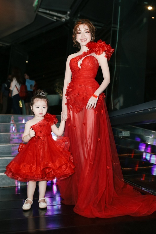 Thủy Tiên, Lan Khuê mặc đẹp nhất tuần; Elly Trần, Minh Hằng phối đồ sến sẩm - 9 Ổn định phong độ chưa được bao lâu, Elly Trần lại khiến khán giả “ngán ngẩm” vì bắt đầu làm quá mọi thứ. Người đẹp làm tóc lòa xòa, đánh mắt cam đậm và lựa chọn trang phục bèo dún, “hoa lá” đến mức phản cảm.