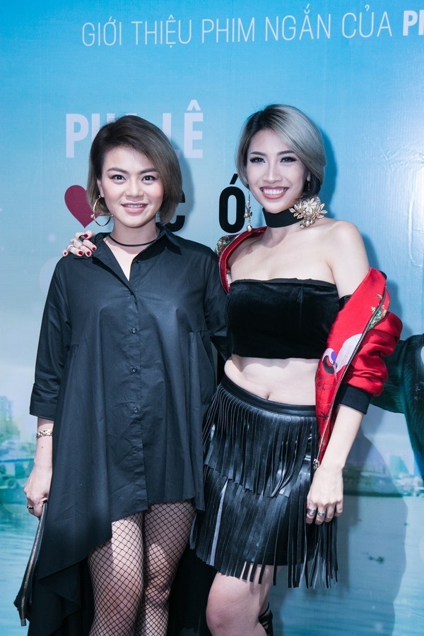 Thủy Tiên, Lan Khuê mặc đẹp nhất tuần; Elly Trần, Minh Hằng phối đồ sến sẩm - 10 Pha Lê lộ vòng 2 kém săn chắc với thiết kế “cắt khúc” thô kệch. Phần áo nhung xô lệch tạo cảm giác kém chỉnh chu và chân váy tua rua rối mắt là nguyên nhân chính khiến cô lọt top sao mặc xấu tuần này.