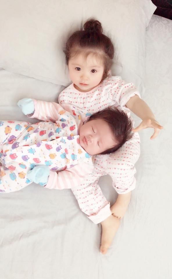 Những "thiên thần lai" siêu đáng yêu của nghệ sĩ Việt - 13 Những hình ảnh 2 thiên thần nhà Elly Trần luôn được cô chia sẻ trên mạng xã hội, nhiều trang fanpage được lập nên bởi người hâm mộ, yêu thích bé Candie và Alfie để đăng tải hoạt động của các bé mỗi ngày.