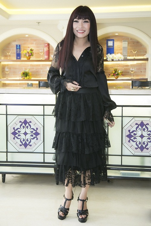 Mỹ Tâm, Angela Phương Trinh mặc đẹp nhất tuần; Lệ Quyên, Mai Ngô lọt top sao mặc xấu - 8 Phương Thanh diện váy tầng kết hợp chất liệu ren, vải đan xen tạo cảm giác nặng nề, rối mắt. Không chỉ vậy, phần tay bồng dài che cả bàn tay và mái tóc xõa cũng làm tổng thể thêm phần bí bách.
