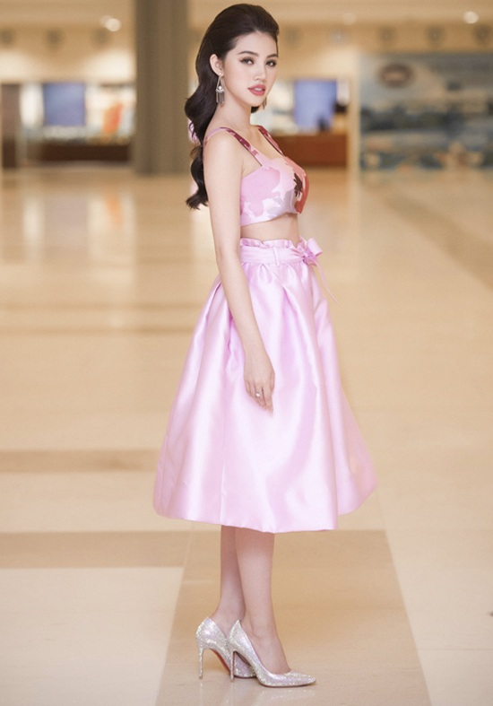 Mỹ Tâm, Angela Phương Trinh mặc đẹp nhất tuần; Lệ Quyên, Mai Ngô lọt top sao mặc xấu - 9 Julie Nguyễn bị mắc lỗi rất cơ bản khi “cắt khúc” cơ thể mình bằng thiết kế 2 mảnh cực kì kén dáng. Phần váy bồng quá gối khiến cô trông như một “nấm lùn” màu sắc, khá trẻ con