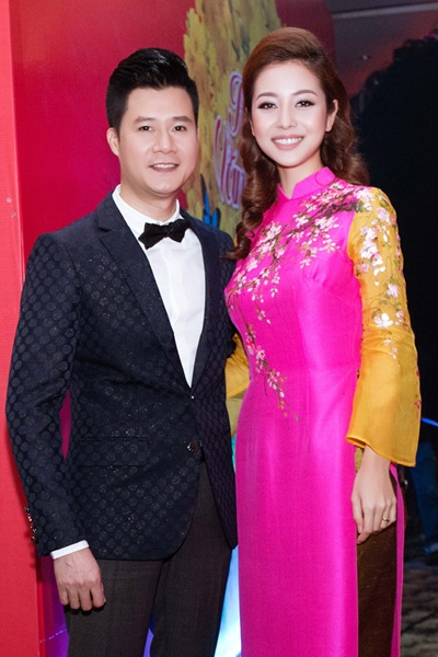 Dàn "sao" Việt chọn cuộc sống độc thân sau ly hôn - 11 Cuộc ly hôn của họ diễn ra trong điều tiếng và trở thành đề tài bàn tán suốt một thời gian dài, không thua kém gì lúc công khai quen nhau. Nhưng khi Jennifer lên xe hoa lần hai, mối quan hệ giữa “cặp đôi vàng” một thời mới có phần được cải thiện.