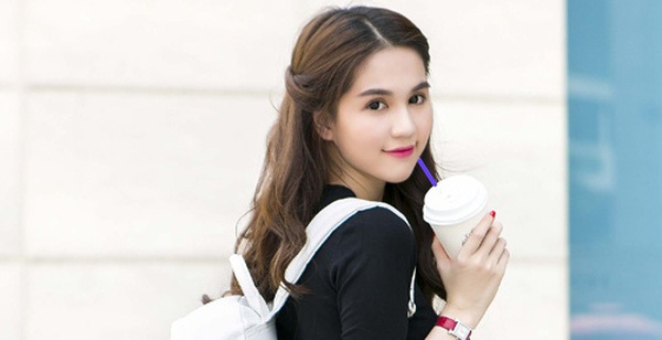 Những phát ngôn “gây sốt”, tạo “trào lưu” của sao Việt - 1
Nhiều người cho rằng Ngọc Trinh ham tiền, nhưng một số người tỏ ra thương cảm đã biết Ngọc Trinh từng có cuộc sống cực khổ, thiếu thốn từ thời bé nên phát ngôn này của cô không đáng lên án. Cô từng chia sẻ: “Nhà tôi quá nghèo, nên tôi sợ nghèo lắm. Nghèo, người ta khinh mình lắm.”
