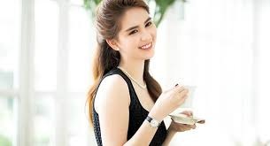 Những phát ngôn “gây sốt”, tạo “trào lưu” của sao Việt - 2 Sau đó không lâu, cô thẳng thắn đáp trả danh hiệu “Chân dài não ngắn” của dư luận bằng câu nói gây sốc “Tôi ngu nhưng giỏi kiếm tiền”.