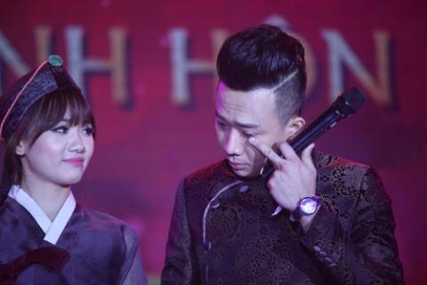 
Trong đám cưới của mình, Trấn Thành cũng đã khóc rất nhiều khi nhắc lại những khó khăn gặp phải lúc công bố yêu Harri Won. Anh đã nói trong nước mắt câu nói đầy tình cảm gửi đến bạn gái của mình: Cảm ơn em đã yêu anh! khiến cả hội trường xúc động.
