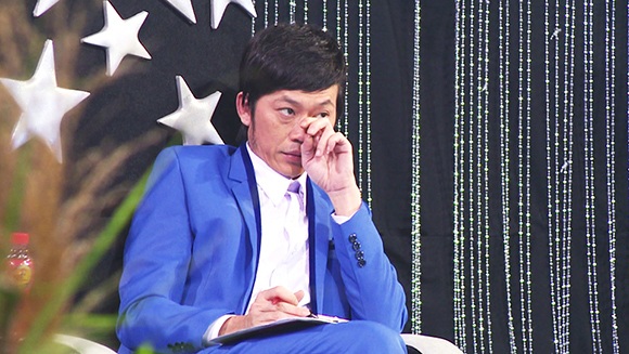 
Hoài Linh từng chia sẻ, anh cảm thấy đau lòng khi đồng nghiệp chỉ trích nhau và không dám ra đường vì những tin đồn thất thiệt về mình.
