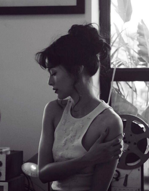 Hà Hồ vui đùa bên con trai giữa "tâm bão", Đan Trường khoe body ở tuổi tứ tuần - 3 Đang trong nghi vấn “Đường ai nấy đi” với Cường Đô-la, Hạ Vi đăng bức ảnh đen trắng cùng chú thích đầy ẩn ý: Strong enough to stand alone. I dont think so. Just want to breath fresher air. (Tạm dịch: Đủ mạnh mẽ để đứng một mình. Tôi không nghĩ vậy. Chỉ muốn thở trong bầu không khí trong lành hơn)
