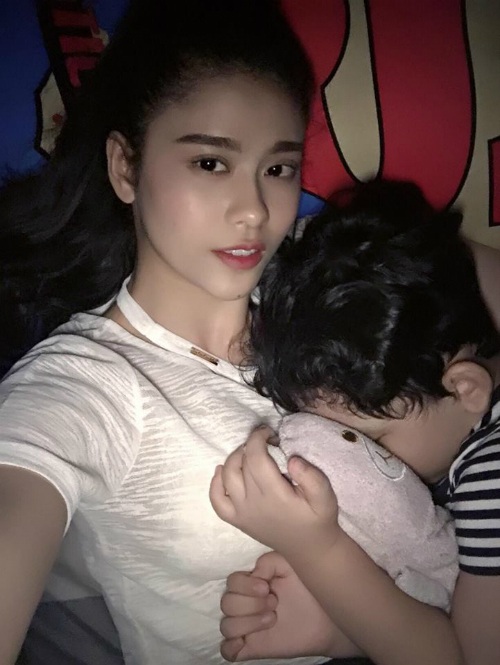 Hà Hồ vui đùa bên con trai giữa "tâm bão", Đan Trường khoe body ở tuổi tứ tuần - 6 Con trai chủ động tình cảm, Trương Quỳnh Anh xúc động chia sẻ : Ông nhỏ, ổng nói con 5 tuổi, con lớn rồi đó nha. Mà từ hồi 3-4 tuổi, ổng đã nghĩ ổng lớn chứ không phải tới giờ nên đâu thèm để mẹ ôm ru ngủ nữa. Lần nào cũng bắt mẹ ôm lưng đi, con ôm gấu ghiền. Hôm nay, tự động ổng xoay qua ôm mẹ, gác chân lên mẹ, rồi nói con muốn ôm mẹ ngủ. Mẹ giả bộ mạnh mẽ lâu rồi, mà hôm nay chỉ vì một câu nói, một cái ôm của ông nhỏ, tự nhiên rớt nước mắt. Lâu rồi mới có cảm giác này, vội chụp hình. Đến già con vẫn bé con ơi.
