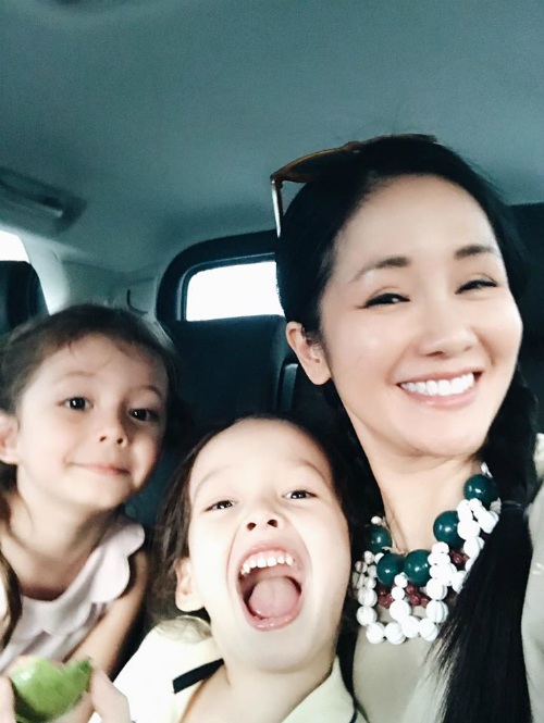 Hà Hồ vui đùa bên con trai giữa "tâm bão", Đan Trường khoe body ở tuổi tứ tuần - 9 Hình ảnh nhí nhảnh của các bé nhà Hồng Nhung khi trên đường tới trường đua tập cưỡi ngựa. Cô “Bống” chia sẻ: Tôm và Tép để dành tiền mua táo mang đến cho các bạn.