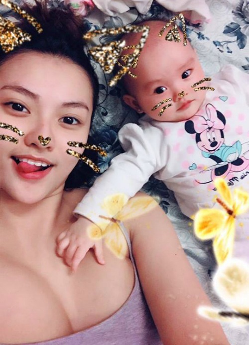 Hà Hồ vui đùa bên con trai giữa "tâm bão", Đan Trường khoe body ở tuổi tứ tuần - 10 Trên trang cá nhân, Hồng Quế buồn rầu chia sẻ: Sắp tới sẽ là những chuỗi ngày mẹ phải đi công tác bay ra bay vô liên tục. Mẹ sẽ nhớ cái đuôi của mẹ lắm đấy.