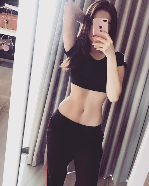 Hà Hồ vui đùa bên con trai giữa "tâm bão", Đan Trường khoe body ở tuổi tứ tuần - 12 Ngọc Trinh lại khiến hội chị em “xôn xao” khi khoe vòng eo 56 của mình.