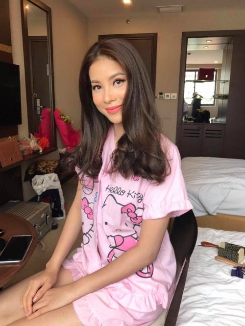 Hà Hồ vui đùa bên con trai giữa "tâm bão", Đan Trường khoe body ở tuổi tứ tuần - 13 Không chỉ xinh đẹp trong trang phục sang trọng hay gợi cảm với bikini, Phạm Hương vẫn thu hút với áo ngủ màu “cẩm hường” đáng yêu in hình Hello Kity.