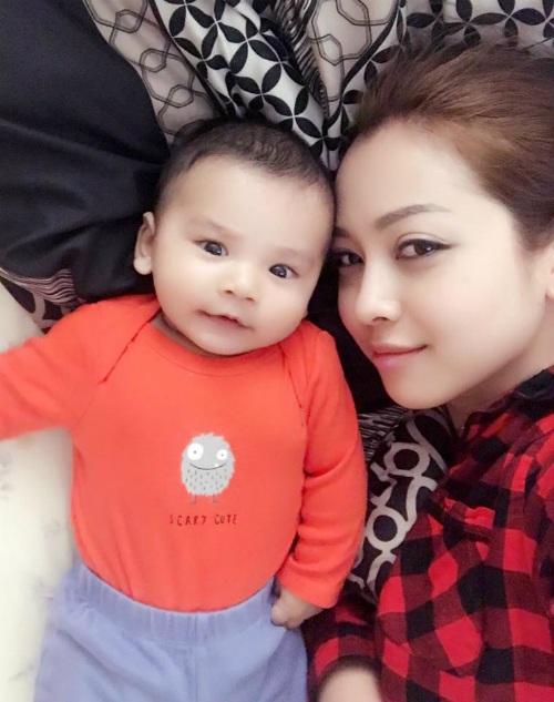 Hà Hồ vui đùa bên con trai giữa "tâm bão", Đan Trường khoe body ở tuổi tứ tuần - 15
Jennifer Phạm vui vẻ khoe ảnh con trai, bé Nu ngày càng giống bố Đức Anh