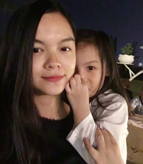 Hà Hồ vui đùa bên con trai giữa "tâm bão", Đan Trường khoe body ở tuổi tứ tuần - 16 Phạm Quỳnh Anh đăng tải hình cùng cô con gái trên trang cá nhân: Mới có hơn một tháng lo chăm sóc cho người yêu 2 lơ là người yêu 1 thôi mà bao nhiêu sự thay đổi.