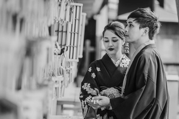 Hồ Quang Hiếu “Bảo Anh chưa muốn cưới nên tôi đành chịu” - 8 Bảo Anh – Hồ Quang Hiếu mặc trang phục truyền thống tại xứ sở hoa anh đào.