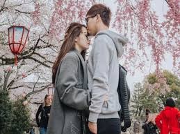 Hồ Quang Hiếu “Bảo Anh chưa muốn cưới nên tôi đành chịu” - 9 Cử chỉ thân mật cùng với những lời yêu nồng nàn của cả hai khiến người hâm mộ kì vọng vào một đám cưới trong tương lai.
