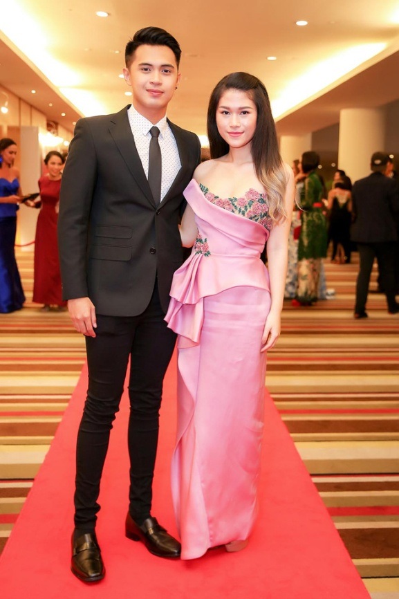 Ngọc Thanh Tâm chọn trang phục màu hồng sến sẩm. Các chi tiết ren hoa, xếp nếp và kiểu tóc mái lỗi thời dường như cộng thêm cho cô nàng hàng chục tuổi.