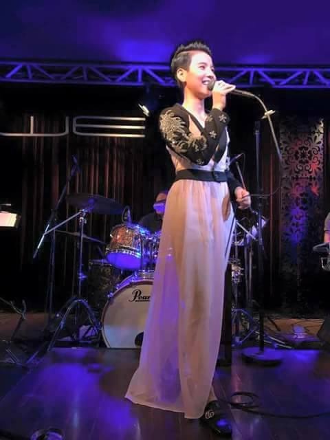 Những cô nàng "xinh trai" hút fan nhất showbiz Việt - 12
Mới đây, Vũ Cát Tường khiến khán giả bất ngờ khi diện váy ren màu hồng lên biểu diễn.